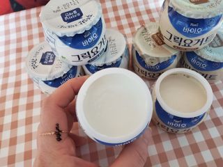 매일바이오 그릭요거트 오리지널 플레인 4개, 로스터리 커피믹스 4개 — 5점을 준 리뷰어가 2021년 12월 올린 사용 사진
