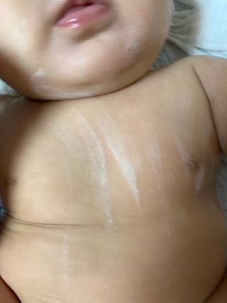 mom e 맘이 내추럴 베이비 케어 크림+바디오일 — 4점을 준 리뷰어가 2021년 1월 올린 사용 사진