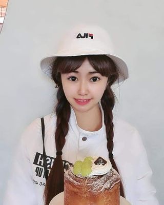 아방갤러리카페 용산아이파크몰점 [아방갤러리카페] 음료 택 2 +  베이커리 5종 중 택 1 — 5점을 준 리뷰어가 2021년 4월 올린 사용 사진