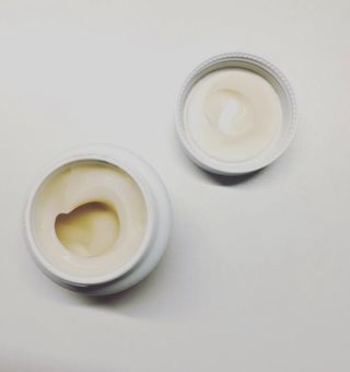 AYU25[아유트웬티파이브]다마스크로즈워터 베이스 천연 수분 촉촉 크림 — 5점을 준 리뷰어가 2021년 3월 올린 사용 사진