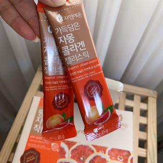 자연에온 핑크 자몽 착즙 100mL 10개입 1BOX +가 득담은 자몽 콜라겐 젤리스틱 1BOX — 5점을 준 리뷰어가 2021년 6월 올린 사용 사진