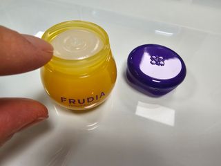 틱톡 [후르디아] 튼입술해결템 올리브영 블루베리 하이드레이팅 허니 립밤 — 5점을 준 리뷰어가 2024년 3월 올린 사용 사진