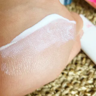 리더스코스메틱 리더스 카밍 바이오틱스 선 에센스 SPF 50+ PA++++ — 5점을 준 리뷰어가 2022년 5월 올린 사용 사진