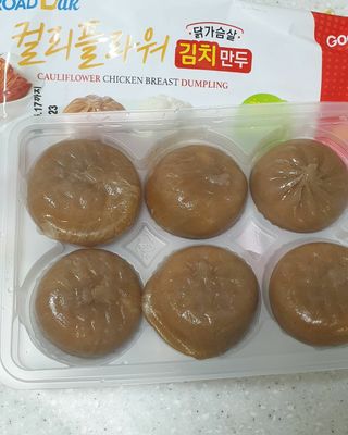 로드몰 [굽네] 컬리플라워 닭가슴살 만두 2종 6팩 — 4점을 준 리뷰어가 2021년 9월 올린 사용 사진