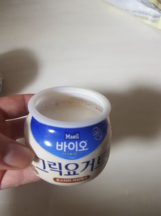 매일바이오 그릭요거트 오리지널 플레인 4개, 로스터리 커피믹스 4개 — 5점을 준 리뷰어가 2021년 12월 올린 사용 사진