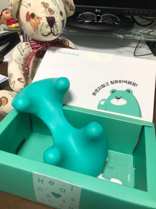 힐니스북 [힐마이넥]   거북목 통증완화를 위한 휴대용 목 안마기 — 5점을 준 리뷰어가 2022년 12월 올린 사용 사진