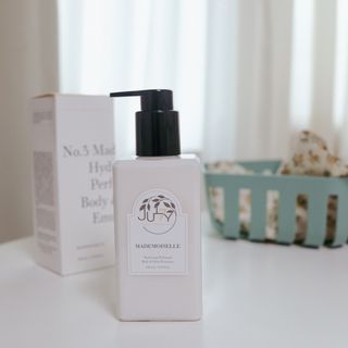 줄라이 모닝 _ JULY MORNING 줄라이모닝 하이드레이팅 퍼퓸드 바디앤핸드 에멀젼 — 5점을 준 리뷰어가 2021년 10월 올린 사용 사진
