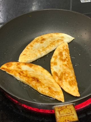(주)성경순만두 곤약만두.콘치즈만두,삼각당면만두,당면 야끼만두,대구전통 납작만두,떡뽁이 매콤소스,달콤소스 — 4.5점을 준 리뷰어가 2023년 4월 올린 사용 사진