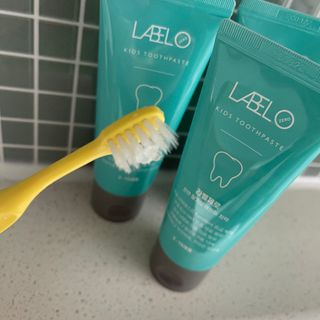 치과에서 쓰는 치약 _ 라벨제로 저불소 꼬마, 키즈, 유아, 베이비, 주니어 안전한 어린이치약 — 4점을 준 리뷰어가 2023년 1월 올린 사용 사진