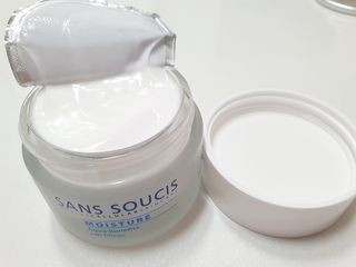 산수시 아쿠아 베네핏 24h 수부지 물광 속건조 수분크림 50ml — 5점을 준 리뷰어가 2021년 6월 올린 사용 사진