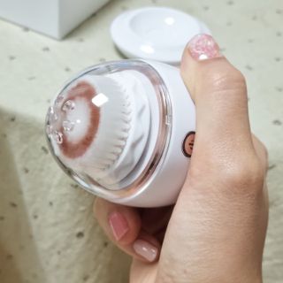디하우트 랩 디하우트랩 클렌징 피부관리기 진동클렌저 실리콘+2종 인조모 브러시 — 4점을 준 리뷰어가 2021년 11월 올린 사용 사진