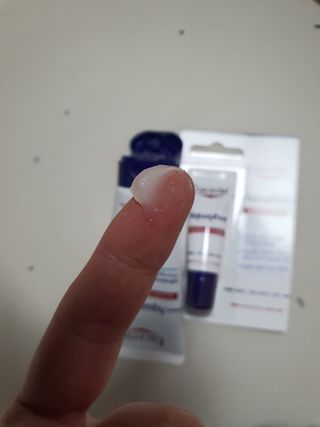 유세린 아쿠아퍼 리페어링 오인트먼트 1개 + 아쿠아퍼 SOS 립 리페어 1개 — 5점을 준 리뷰어가 2022년 2월 올린 사용 사진