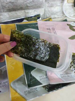 [해림맛김] 들기름에 구운 바삭바삭 김 4종 세트 + 1종 랜덤발송 총5개입 — 5점을 준 리뷰어가 2021년 2월 올린 사용 사진