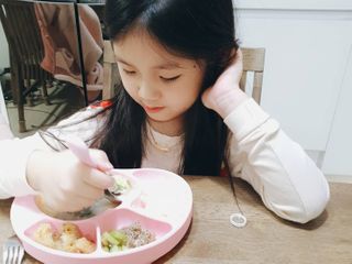 유비맘 캐릭터 실리콘 흡착 식판_색상 랜덤발송 — 5점을 준 리뷰어가 2021년 1월 올린 사용 사진