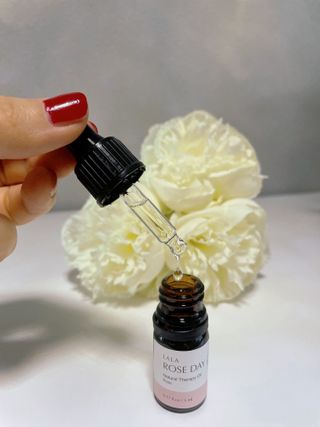 라라로즈데이 시즌2 천연 아로마오일 Y존 케어 속옷향수 이너퍼퓸 5ml  여성의 자존감을 UP시키자 — 5점을 준 리뷰어가 2021년 9월 올린 사용 사진