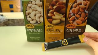 짜먹는 이지견과 짜먹는 이지아몬드, 짜먹는 이지허니피넛, 짜먹는 이지캐슈넛 각 10g X  10포 — 4점을 준 리뷰어가 2021년 2월 올린 사용 사진