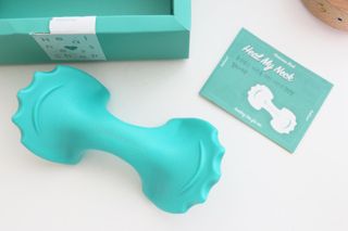 힐니스북 [힐마이넥]   거북목 통증완화를 위한 휴대용 목 안마기 — 4.5점을 준 리뷰어가 2022년 12월 올린 사용 사진