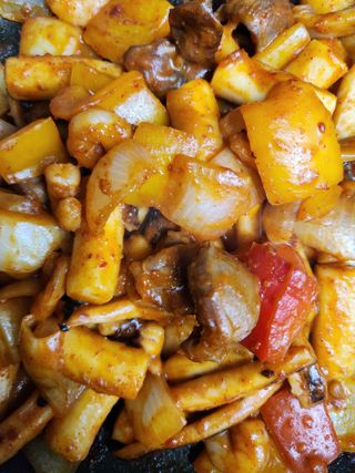 화끈한녀석들 새오똥400g 새우,오징어,똥집 볶음요리 소스,밀떡, 참기름 포함 — 4점을 준 리뷰어가 2022년 12월 올린 사용 사진