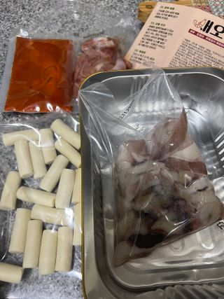화끈한녀석들 새오똥400g 새우,오징어,똥집 볶음요리 소스,밀떡, 참기름 포함 — 5점을 준 리뷰어가 2022년 12월 올린 사용 사진