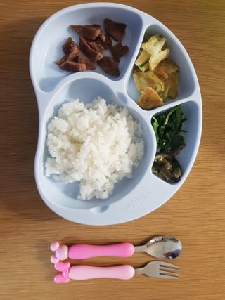 유비맘 캐릭터 실리콘 흡착 식판_색상 랜덤발송 — 5점을 준 리뷰어가 2021년 2월 올린 사용 사진