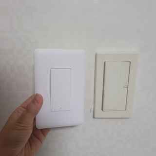 아카라 조명 스위치를 누워서 끄는 방법 (스마트 조명 스위치 2구 + 무선 리모트 스위치 1구 T1, 스마트 허브 E1) — 5점을 준 리뷰어가 2021년 11월 올린 사용 사진