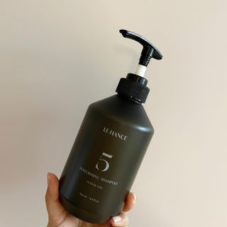 르핸스 퍼포밍 5 샴푸 비반트 포렛/베티버 포그 — 5점을 준 리뷰어가 2022년 12월 올린 사용 사진