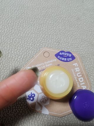 틱톡 [후르디아] 튼입술해결템 올리브영 블루베리 하이드레이팅 허니 립밤 — 5점을 준 리뷰어가 2024년 3월 올린 사용 사진