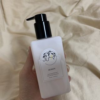 줄라이 모닝 _ JULY MORNING 줄라이모닝 하이드레이팅 퍼퓸드 바디앤핸드 에멀젼 — 5점을 준 리뷰어가 2021년 9월 올린 사용 사진
