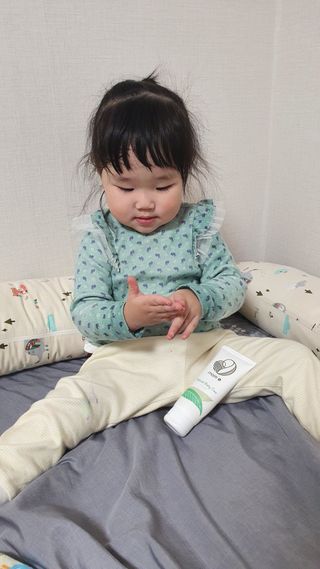 mom e 맘이 내추럴 베이비 케어 크림+바디오일 — 4점을 준 리뷰어가 2021년 1월 올린 사용 사진