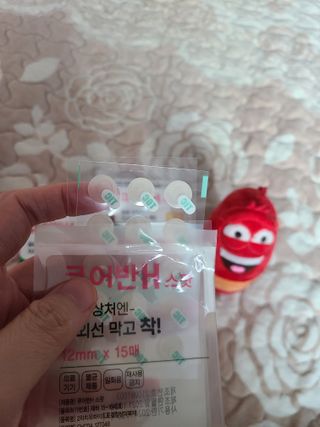 [큐어반H 스팟] 자외선 99프로 차단되는 스틱타입 스팟밴드(1팩 / 66매입) — 5점을 준 리뷰어가 2022년 11월 올린 사용 사진