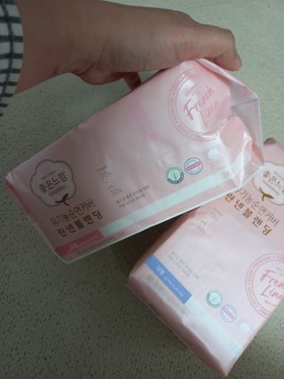 나무드 [유한킴벌리] 좋은느낌 유기농 순면 린넨블렌딩 생리대,롱라이너 중형 36매 1개 + 대형 32매 1개 — 5점을 준 리뷰어가 2021년 10월 올린 사용 사진