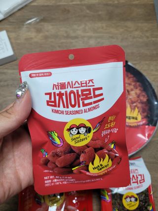 [서울시스터즈] CU 김치 4총사 세트-김치볶음밥, 김치큐브닭, 김치바삭김, 김치아몬드 — 5점을 준 리뷰어가 2021년 10월 올린 사용 사진