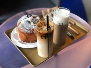 아방갤러리카페 용산아이파크몰점 [아방갤러리카페] 음료 택 2 +  베이커리 5종 중 택 1 — 4.5점을 준 리뷰어가 2021년 4월 올린 사용 사진