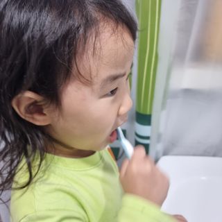 치과에서 쓰는 치약 _ 라벨제로 저불소 꼬마, 키즈, 유아, 베이비, 주니어 안전한 어린이치약 — 5점을 준 리뷰어가 2022년 11월 올린 사용 사진