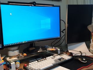 TOMO GRAPHY 나 있을땐 환한 조명 나 없을땐 확실한 살균 ★ DESK LIGHT & STERILIZER [ON] ★ — 5점을 준 리뷰어가 2021년 11월 올린 사용 사진