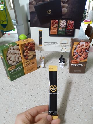 짜먹는 이지견과 짜먹는 이지아몬드, 짜먹는 이지허니피넛, 짜먹는 이지캐슈넛 각 10g X  10포 — 5점을 준 리뷰어가 2021년 2월 올린 사용 사진