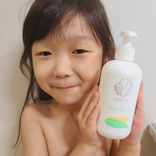 mom e 맘이 내추럴 베이비 케어 샴푸앤바스+로션 — 5점을 준 리뷰어가 2021년 1월 올린 사용 사진