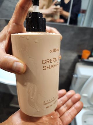 프리마인 더이상 뻣뻣하고 효과없는 탈모샴푸는 NO. 근본부터 케어하는 셀베이스 그린티샴푸(500ml) — 5점을 준 리뷰어가 2023년 1월 올린 사용 사진