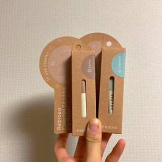 [후르디아] 올리브영 착한보습 비건 립버터 2종 — 4.5점을 준 리뷰어가 2021년 12월 올린 사용 사진