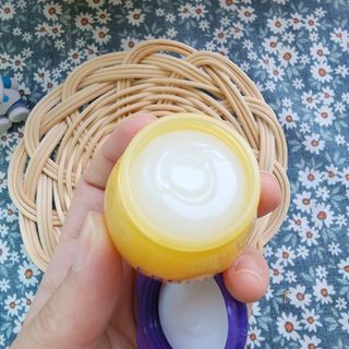 틱톡 [후르디아] 튼입술해결템 올리브영 블루베리 하이드레이팅 허니 립밤 — 5점을 준 리뷰어가 2023년 11월 올린 사용 사진