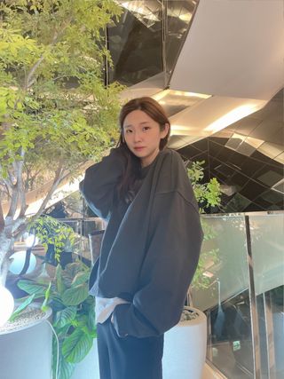 MAPLESYRUPFACTORY 메이플 피그먼트 맨투맨 8.COL — 5점을 준 리뷰어가 2022년 12월 올린 사용 사진