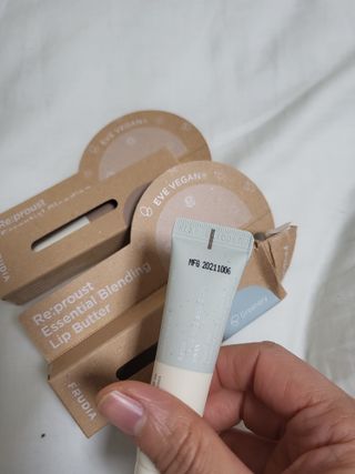 [후르디아] 올리브영 착한보습 비건 립버터 2종 — 5점을 준 리뷰어가 2022년 2월 올린 사용 사진