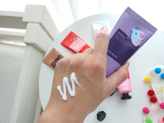 쿤달 BT21 시어버터 앤 마카다미아 퓨어 핸드크림 50ml 7구 기프트 세트 — 5점을 준 리뷰어가 2021년 3월 올린 사용 사진
