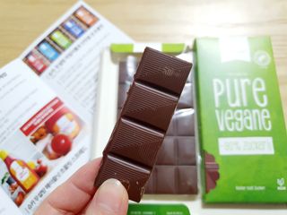 당류2g 자일리톨로 단맛을낸 슈카 퓨어비건 무설탕초콜릿 Xucker vegan 2개입 — 4.5점을 준 리뷰어가 2021년 4월 올린 사용 사진