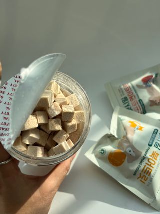 [펫시밀] 원물그대로 영양듬뿍 진공동결건조 북어트릿75g,치킨트릿100g,연어트릿75g 강아지 고양이 간식 — 5점을 준 리뷰어가 2023년 5월 올린 사용 사진