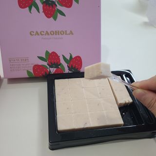 연말/새해선물 딸기 초콜릿 종착역, 건딸기가 상큼하게 씹히는 카카올라 딸기생초콜릿 — 5점을 준 리뷰어가 2021년 10월 올린 사용 사진