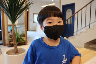 JHWORLD 스누피 마스크 스누피 에어 새부리형 국내산 MB필터 컬러마스크 대형 중형 어린이용 20매 — 5점을 준 리뷰어가 2021년 7월 올린 사용 사진