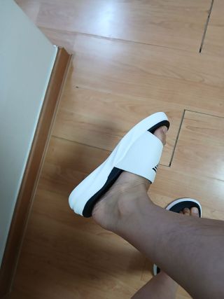 [쿠팡] 다운블로우 국내생산 기능성 아치 서포트 쿠셔닝 슬라이드 슬리퍼 DB 1400 (화이트) — 5점을 준 리뷰어가 2025년 3월 올린 사용 사진