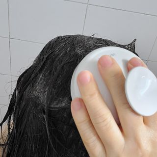 유메이 웰니스 샴푸 + 유메이 스칼프 브러쉬 — 5점을 준 리뷰어가 2021년 12월 올린 사용 사진