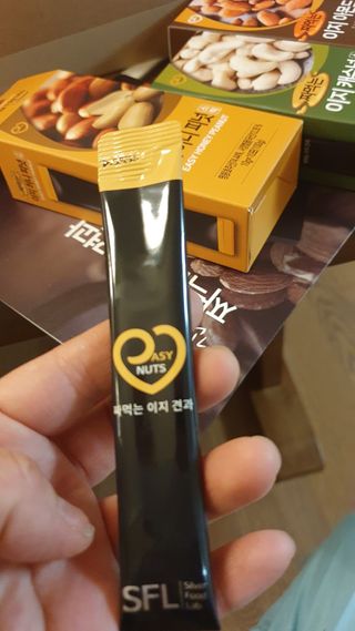 짜먹는 이지견과 짜먹는 이지아몬드, 짜먹는 이지허니피넛, 짜먹는 이지캐슈넛 각 10g X  10포 — 5점을 준 리뷰어가 2021년 2월 올린 사용 사진